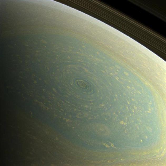 图中是土星北极，是2013年拍摄的真实色彩图像。科学家吃惊地发现，在过去几年时间里，北极风暴从蓝色缓慢地变成了黄色。