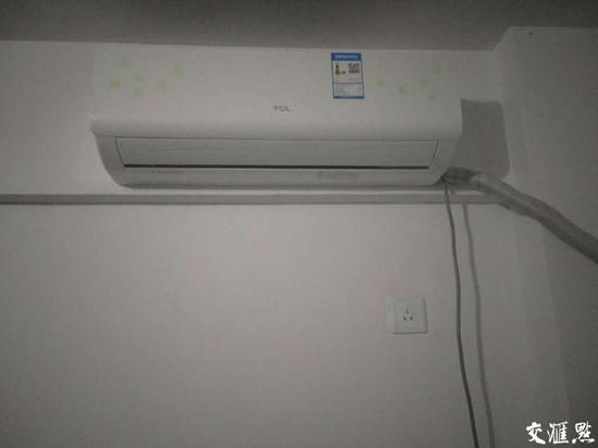 圖為朱先生新買的這台TCL空調裝了卻不製冷，一個夏天都沒用上。