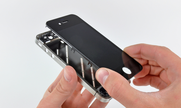 （iPhone 4 拆解，图片来源：iFixit）