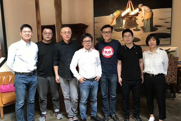 猫眼微影时代正式合并:王长田任董事长郑志昊任CEO 猫眼微影高管合影:微影时代总裁顾思斌(左二)、光线传媒总裁王长田(左三)、微影时代CEO林宁(左四)、猫眼CEO郑志昊(右三)