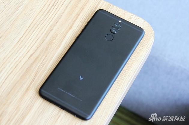 背部整体采用对称式设计