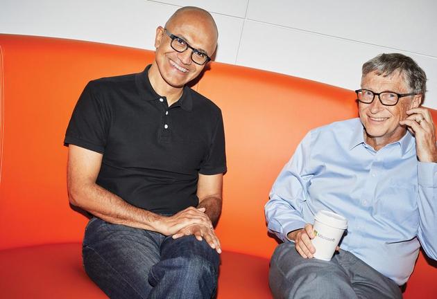 微软CEO萨提亚·纳德拉（左）和创始人比尔·盖茨（右）