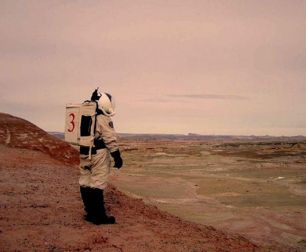 科学家在犹他州沙漠中找到了类似火星表面的模拟试验场,设立了火星沙漠观测站,让航天员在火星模拟场景中开展模拟生存、地质考察、植物栽培等(©Jim Urquhart/Reuters)