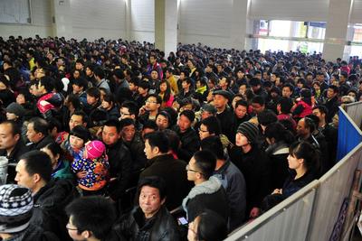 国庆车票难求 App加价却就能抢到:拼技术失了公平?