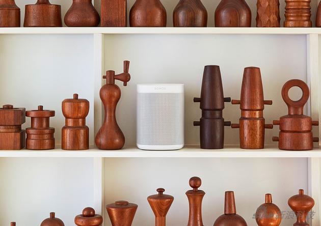与Echo之类不同的是 Sonos One上可以集成多个语音助手