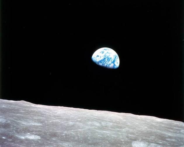 “地球升起”。1968年美国阿波罗8号飞船在月球轨道拍摄。整整50年后,美国计划让宇航员重返月球轨道