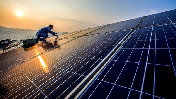 太阳能发电业务在中国欣欣向荣。图为中国工人在检查太阳能电池板。(美联社)