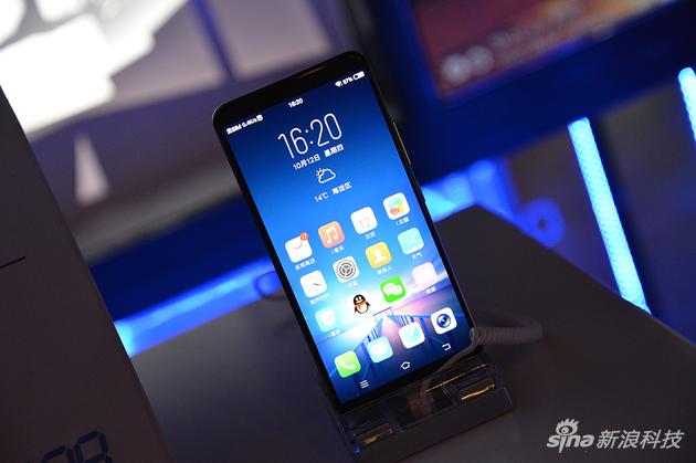 vivo X20黑金旗舰版采用的全面屏