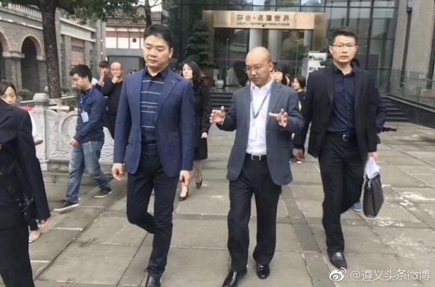 东CEO刘强东今日到访贵州茅台 获赠定制酒|刘