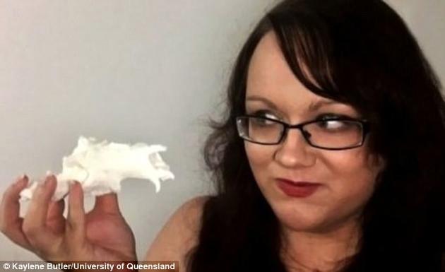 凯琳·巴特勒是昆士兰大学的博士生，她手里拿着一个3D打印的Balbaroo fangaroo的颅骨模型。
