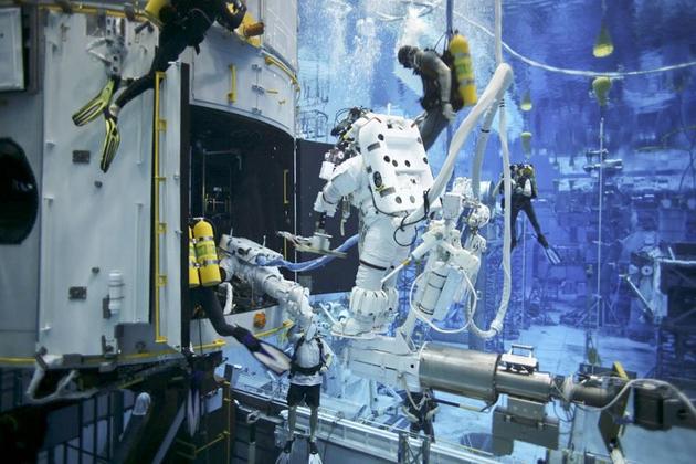 图中显示的是在休斯顿中性浮力实验室，4位宇航员在哈勃维修任务中对哈勃望远镜进行水下模拟维修。