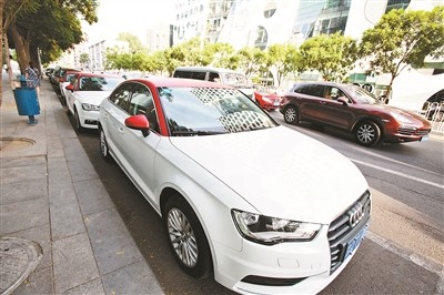 今年6月,北京CBD地区停放的EZZY分时租赁奥迪A3轿车 供图/视觉中国