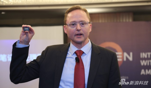 AMD 高级副总裁、计算与图形事业部总经理Jim Anderson现场展示锐龙移动处理器