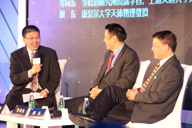 嘉宾对话:宇宙的“暗黑力量”与奇异系外行星 主持人毛淑德和季向东、赖东对话