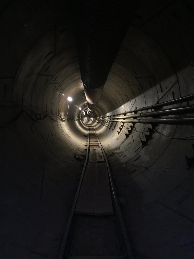 马斯克公布的隧道施工现场照片