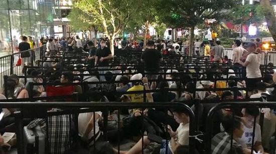 11月2日,在iPhone X发售之前,果粉在新加坡的苹果专卖店前排起了长长的队伍