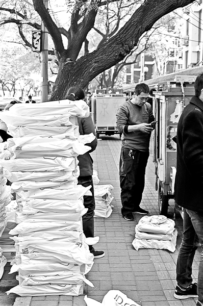 双11期间快件量将超15亿件：快递员详解万元月薪咋赚