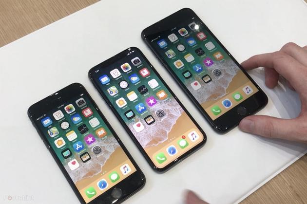 （从左至右）iPhone 8、iPhone 8 Plus、iPhone X