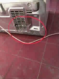 倍科冰箱:新买倍科冰箱返厂检修后留下一身“伤” 厂家拒赔 冰箱后机箱严重凹陷 图片由读者提供