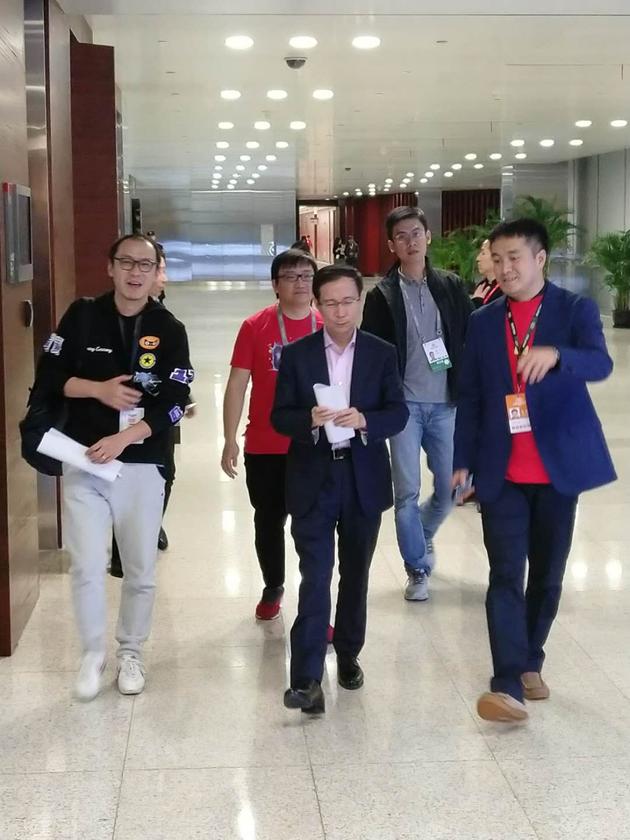 双11最终交易额揭晓前15分钟，张勇走进媒体中心，即将上台演讲。