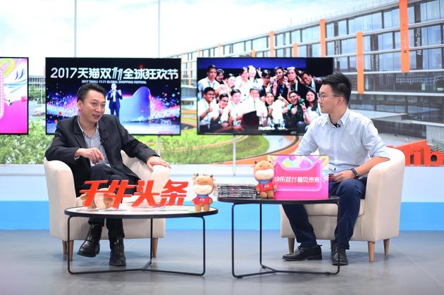 阿里巴巴集团市场公关委员会主席王帅(左)回答