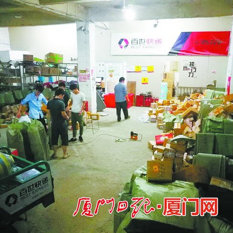 百世快递分拣中心被暴力分拣的快递散落一地。