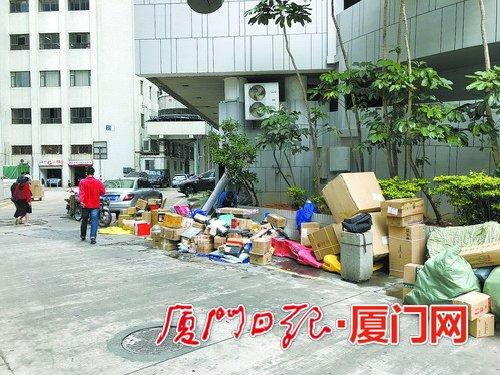 海光大厦旁,卸下的快递随意堆在路边