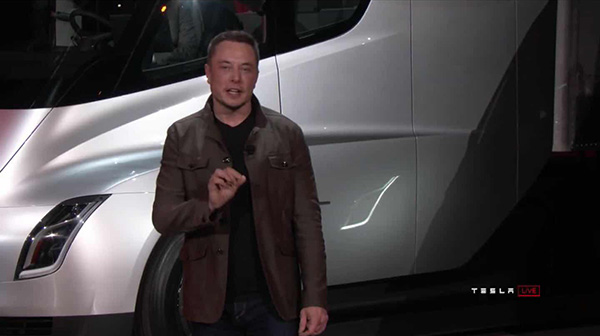 特斯拉创始人兼CEO埃隆·马斯克（Elon Musk）乘坐着Semi来到发布会现场。