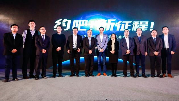 图注:(右三)百度智能驾驶事业群组总经理李震宇,(右六)蔚来汽车创始人李斌