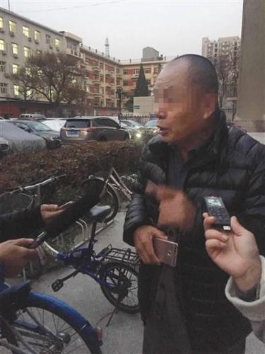 家属代表文先生参加了庭前谈话,他的案件也将在未来几天向法庭递交证据。新京报记者 王巍 摄