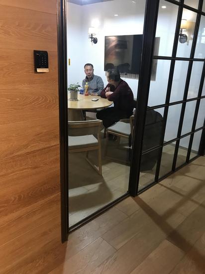 圖注：天津鹿鼎科技有限公司股東，小藍單車CEO李剛父親李文生（左）