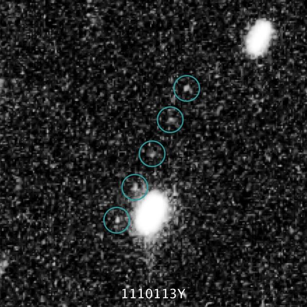 哈勃望远镜拍摄的2014MU69，可以看到它在恒星背景中的移动路径