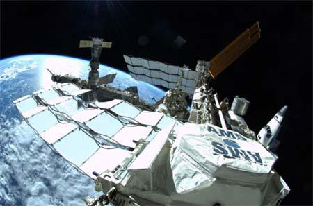 空间间接探测实验——AMS-02在国际空间站吊装 图片来源：NASA