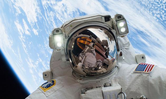 　2013年12月，宇航员迈克·霍普金斯在国际空间站进行太空行走