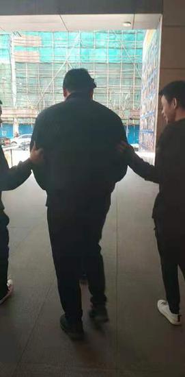 涉案犯罪嫌疑人被抓捕画面。本文图均为 浦东警方 供图