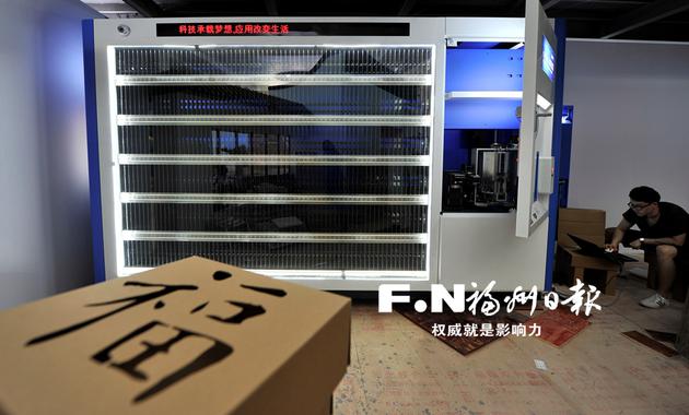 安装“鳌峰书院”扫码借书设备。记者 郑帅 摄