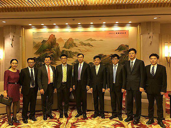 上海市委常委、常务副市长周波(中)在上海衡山宾馆会见拼多多董事长兼CEO黄峥(左四)和纳斯达克亚太区主席麦柯奕(左三)。
