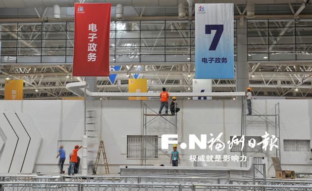 电子政务馆加紧搭建。记者 郑帅 摄