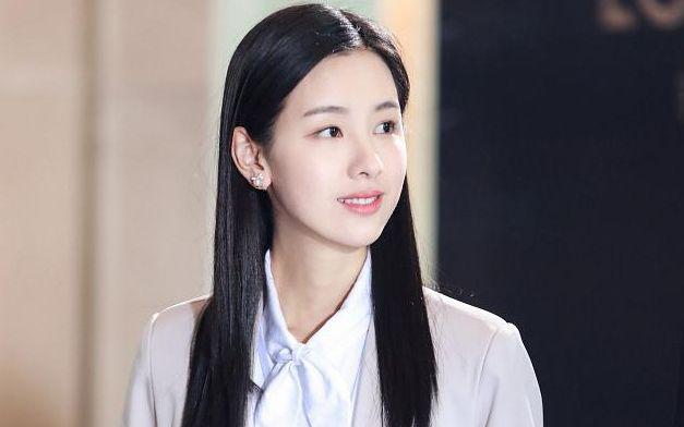 电影版《七月与安生》(上)和电视剧版《七月与安生》。图片来自网络