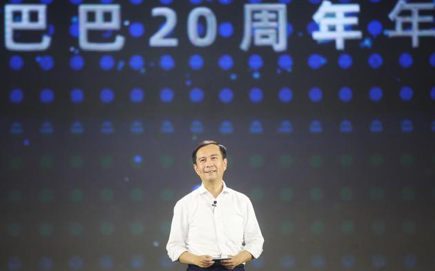 张勇在阿里20周年年会上演讲。 受访者供图