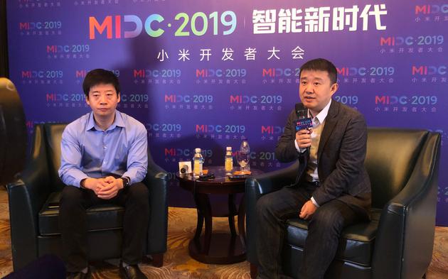 小米集团副总裁、技术委员会主席崔宝秋(左)在小米开发者大会上。 新京报记者 许诺 摄