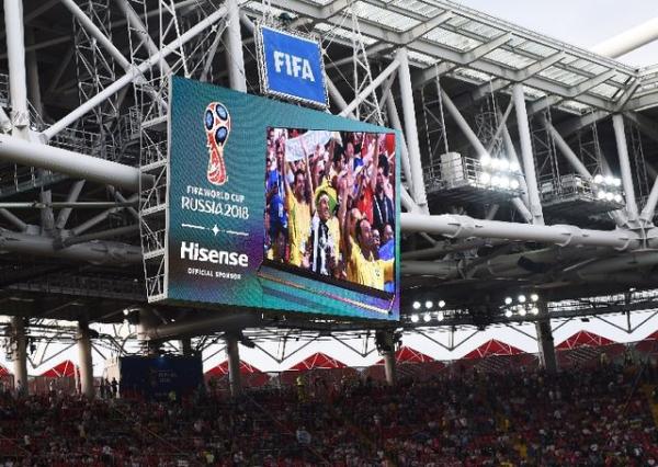 世界杯球场大屏幕是海信的logo。新华社记者 王毓国 摄