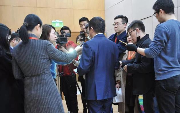 周鸿祎在两会沙龙现场被记者们围追堵截。摄影:史小兵