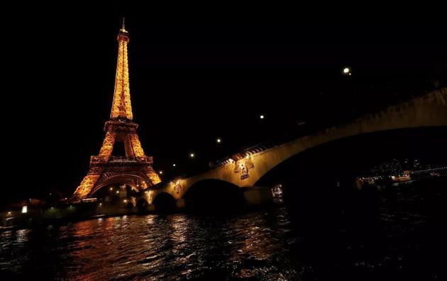 ▲去年3月25日，法国巴黎埃菲尔铁塔参加“地球一小时”环保活动（图片来源：视觉中国）