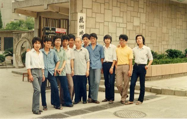 1987年夏,马云(左二)与外语系李增荣教授(左六)及同学在文一路校区门口合影
