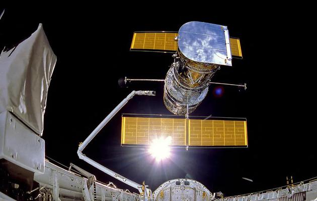 1990年哈勃空间望远镜从发现号航天飞机中释放至太空。/ NASA