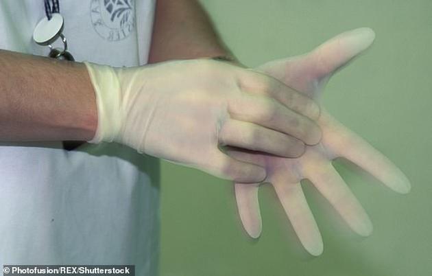 来自布莱克浦__维克多医院的第三例感染患者并没有与尼日利亚感染旅行者发生接触，但她作为护工，在更换患者用品时很可能遭受感染，她表示自己戴的手套太短，无法完全遮住手臂皮肤。