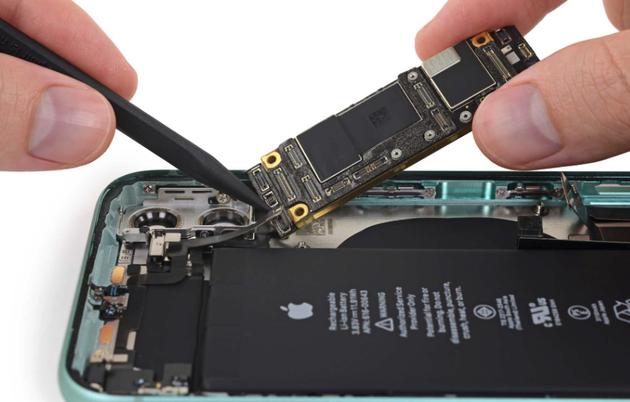 一只手卸下iPhone 11的主板
