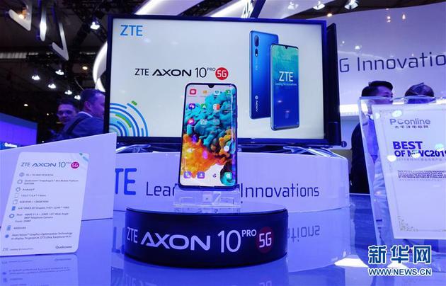 2月26日,在西班牙巴塞罗那,中兴展区展出AXON 10 PRO手机。 2019年世界移动通信大会25日在西班牙巴塞罗那开幕,多家企业推出包括5G手机在内的一系列5G产品和技术方案。 新华社记者 郭求达 摄