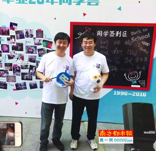 陈睿（右）与高中同学王小川参加同学聚会。